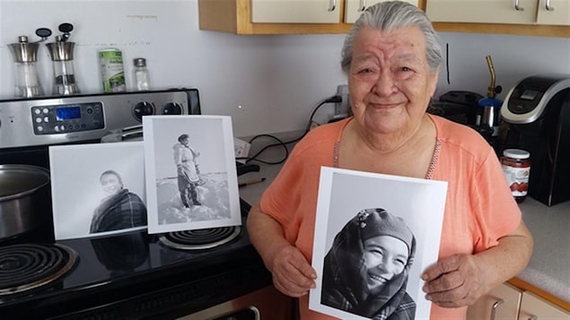 Martha Kasudluak avec ses photos ont été prise entre 1947 à 1948 en Inukjuak (Québec), avril 2016