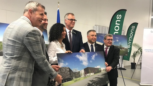 Richard Simons, le député Patrick Huot, la ministre Dominique Anglade, Peter Simons, le ministre Sébastien Proulx et le maire Régis Labeaume posent pour les caméras lors d’une conférence de presse.