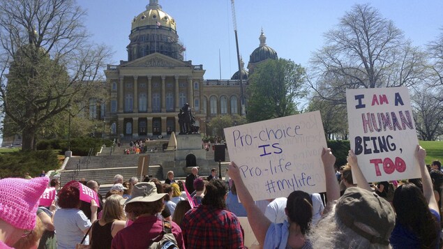 Des protestataires à l'extérieur du Capitole à Des Moines criaient en cœur « Mon corps, mon choix! » Des protestataires à l'extérieur du Capitole à Des Moines criaient en cœur « Mon corps, mon choix! »