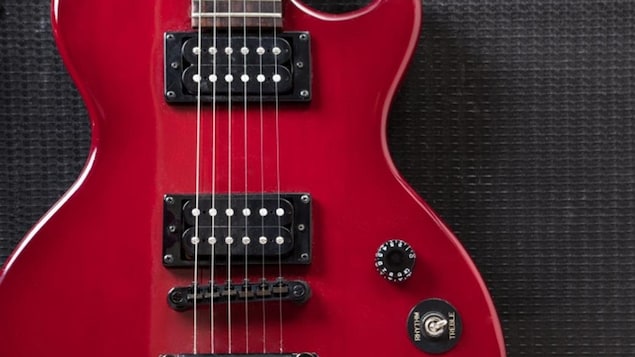 Une guitare électrique rouge