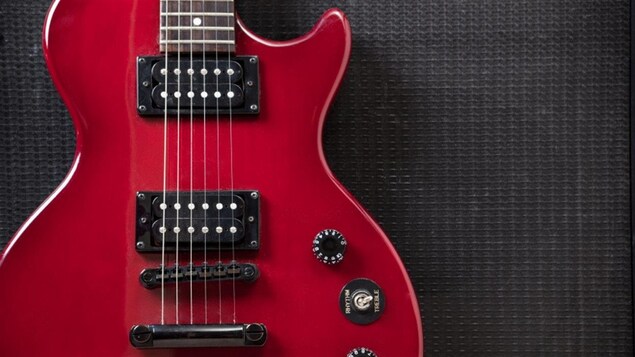 Une guitare électrique rouge