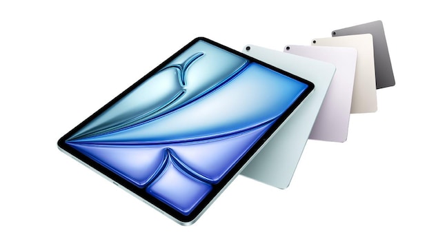 Cinq iPad de différentes couleurs, les uns à côté des autres. Le plus près dévoile son écran. 