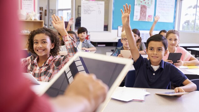 L'utilisation de nouvelles technologies dans les classes est de plus en plus populaire. L'utilisation de nouvelles technologies dans les classes est de plus en plus populaire.