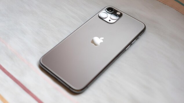 Un iPhone 11 Pro, vu de dos.