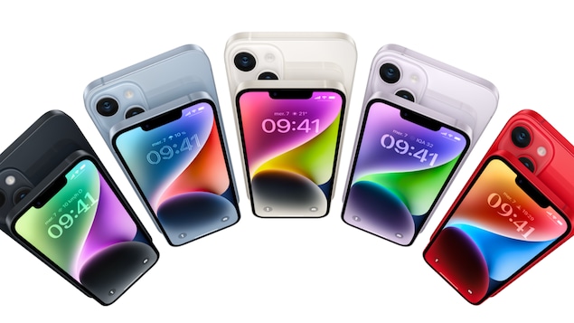 Une dizaine de téléphones intelligents de plusieurs couleurs affichés les uns à côté des autres sur un fond blanc. 