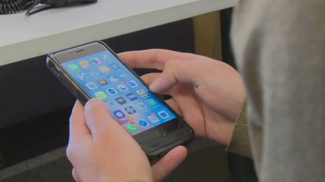 Une personne regardant les applications sur son IPhone
