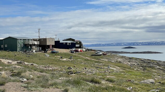 Des maisons à Iqaluit en été.