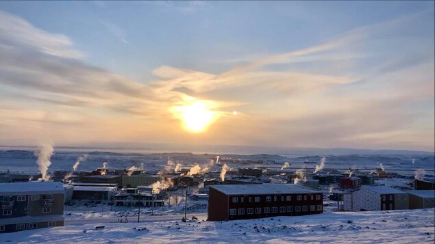 La ville d'Iqaluit en décembre 2020 lors d'un lever de soleil.