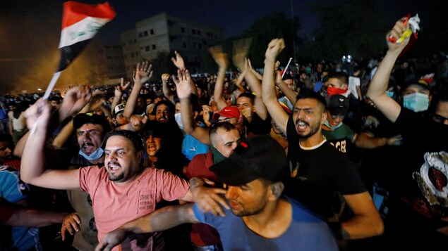 Des manifestants soulevant leurs bras.