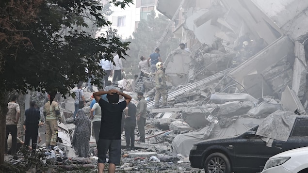 Iraníes observan los daños causados por los bombardeos israelíes en Teherán.