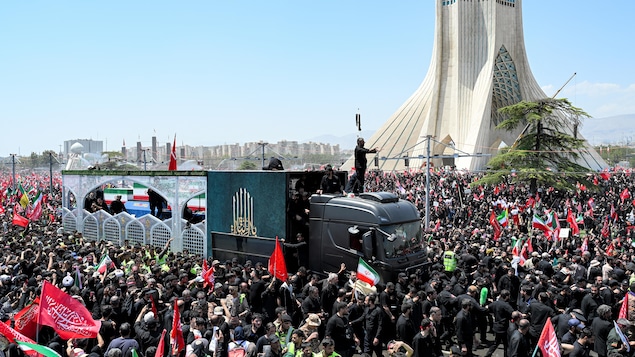 En Iran, le cercueil d’Ali Khamenei est arrivé dans la ville sainte de Qom