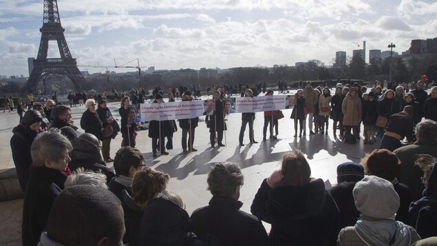 Des manifestants avec en arrière plan la Tour Eiffel.