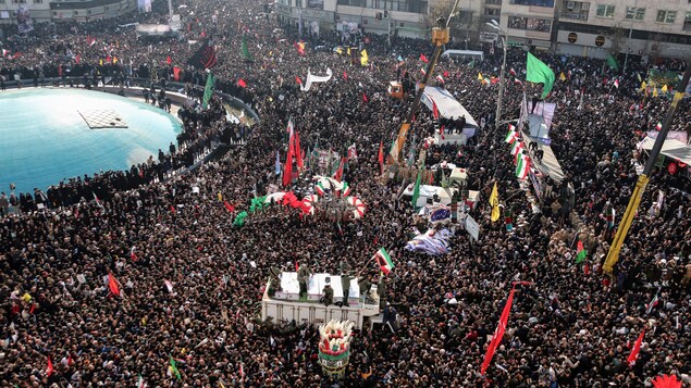 Des milliers de personnes sont entassées dans une place centrale.