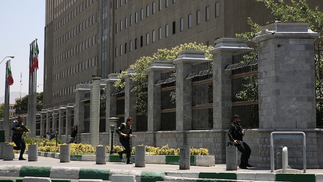 Des policiers se déploient au parlement iranien