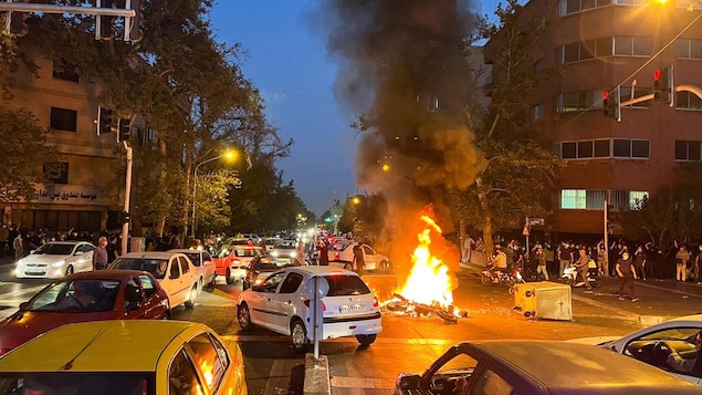 Una motocicleta policial arde durante una protesta por la muerte de Mahsa Amini en Teherán, Irán, el 19 de septiembre de 2022.