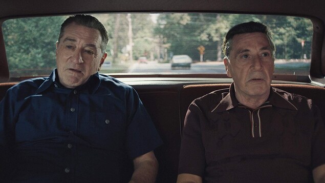 Robert De Niro et Al Pacino sont assis à l'arrière d'une voiture.