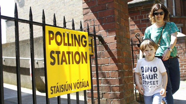Une femme quitte un bureau de vote sur le référendum au sujet de l'avortement en Irlande. Une femme quitte un bureau de vote sur le référendum au sujet de l'avortement en Irlande.