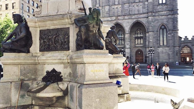 Une statue devant la basilique Notre-Dame