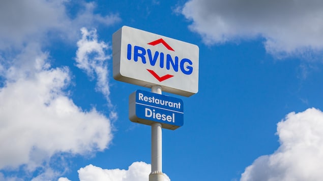 Enseigne d'une station-service Irving en Nouvelle-Écosse.