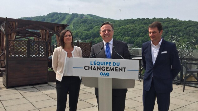 Isabelle Charest en compagnie du chef de la CAQ, François Legault, et François Bonnardel. Isabelle Charest en compagnie du chef de la CAQ, François Legault, et François Bonnardel.