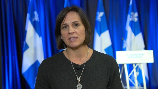 Elle est en entrevue avec Patrice Roy.
