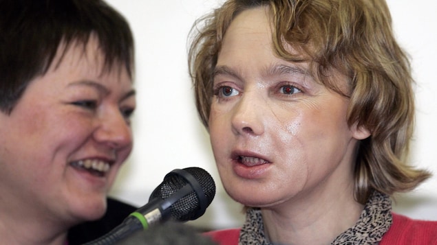 On voit Mme Dinoire, en gros plan, qui parle au micro. On voit Mme Dinoire, en gros plan, qui parle au micro.