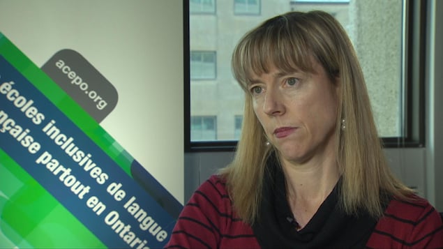 Gros plan sur une femme blonde d'une 40aine d'années Gros plan sur une femme blonde d'une 40aine d'années