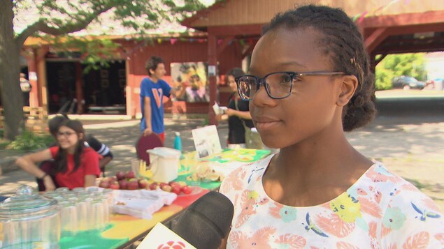 Une jeune fille dans un marché public extérieur de Gatineau en été lors d'une entrevue. Une jeune fille dans un marché public extérieur de Gatineau en été lors d'une entrevue.