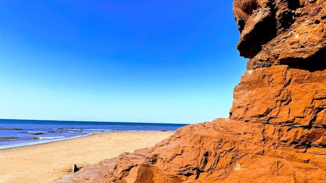 Costa escarpada de piedras sedimentarias rojizas típicas de la Isla del Príncipe Eduardo. 