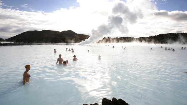 Des baigneurs profitent des sources thermales du Lagon bleu, près de Grindavik, en Islande. Des baigneurs profitent des sources thermales du Lagon bleu, près de Grindavik, en Islande.