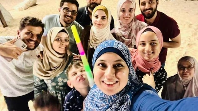 الكندية الفلسطينية إسراء السعافين (وسط مقدمة الصورة) تأخذ صورة تذكارية لها ولأقاربها خلال زيارة لها إلى قطاع غزة في صيف عام 2022.