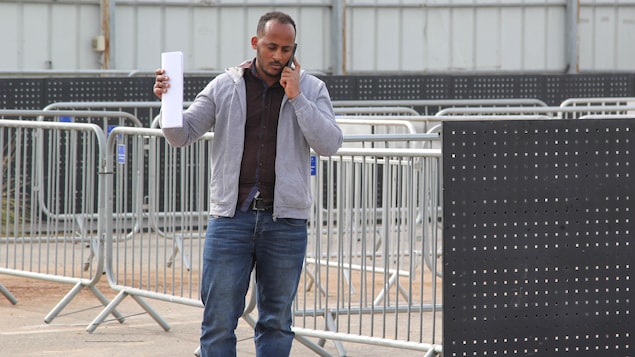 Muluebrhan Mesgna sort d'un bureau d'immigration israélien avec un document qui dit qu'il a 60 jours pour quitter Israël sous risque de se retrouver en prison. Muluebrhan Mesgna sort d'un bureau d'immigration israélien avec un document qui dit qu'il a 60 jours pour quitter Israël sous risque de se retrouver en prison.