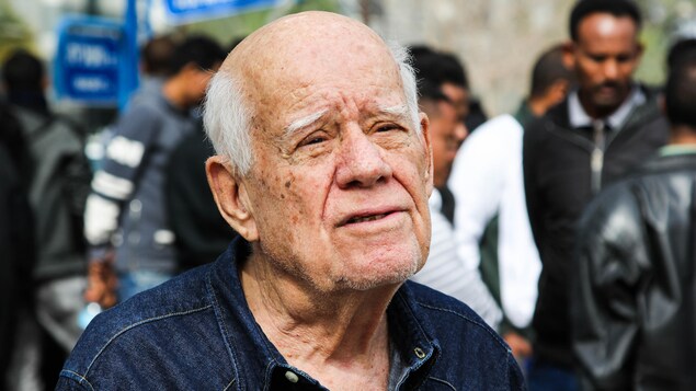 Dani Karavan, sculpteur israélien renommé, a qualifié de « terrible » le plan de déportation lors d'une récente manifestation de soutien aux demandeurs d'asile. Dani Karavan, sculpteur israélien renommé, a qualifié de « terrible » le plan de déportation lors d'une récente manifestation de soutien aux demandeurs d'asile.