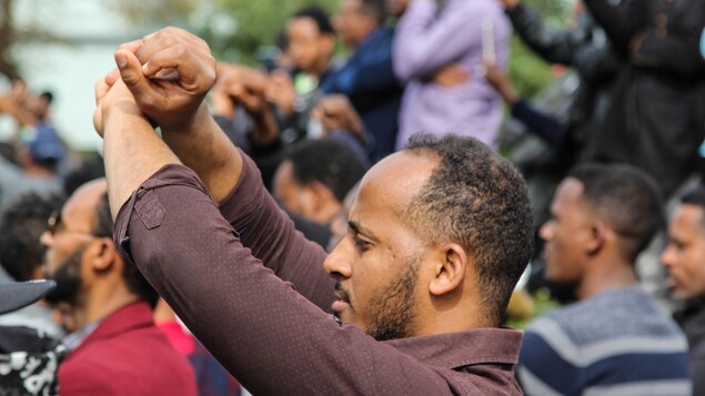 Muluebrhan Mesgna lie ses bras ensemble, symbole adopté par les demandeurs d'asile africains en Israël, à l'occasion d'une manifestation contre les plans du gouvernement d'expulser 37 000 Africains. Muluebrhan Mesgna lie ses bras ensemble, symbole adopté par les demandeurs d'asile africains en Israël, à l'occasion d'une manifestation contre les plans du gouvernement d'expulser 37 000 Africains.