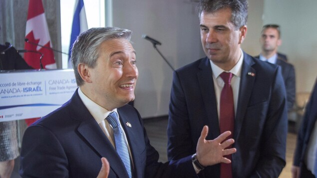 Le ministre du Commerce international Francois-Philippe Champagne (à gauche) et le ministre israélien de l'Économie Eli Cohen