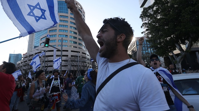 Des manifestants bloquant une rue à Tel-Aviv.