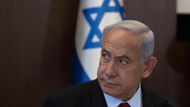 رئيس الحكومة الإسرائيلية بنيامين نتنياهو خلال الجلسة الأسبوعية لمجلس الوزراء يوم أمس في القدس، ويبدو خلفه العلم الإسرائيلي.