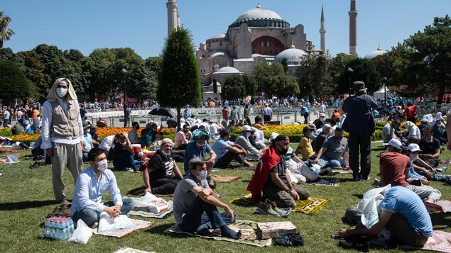 erdogan et des milliers de musulmans aux premieres prieres a sainte sophie radio canada ca
