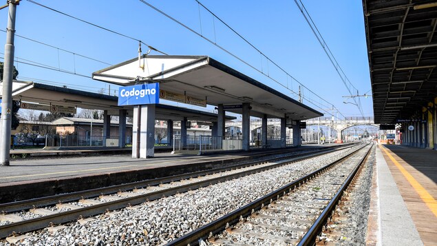 Les voies ferrées d'une gare déserte.