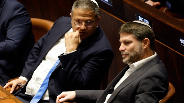 Itamar Ben-Gvri et Bezalel Smotrich au Parlement, assis côte à côte.