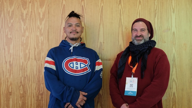 Deux hommes prennent la pose.