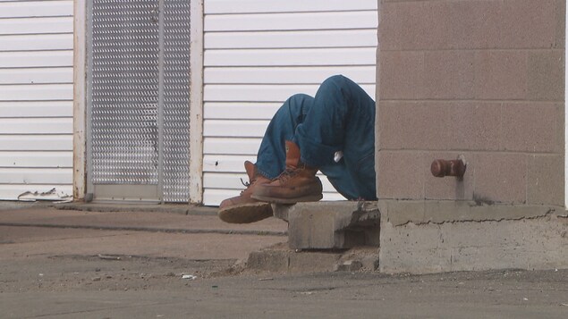 Les défis liés à l'itinérance dans le centre-ville de Moncton ont pris de l'ampleur, selon les commerçants.
