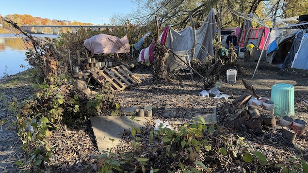 Un campement au bord de la rivière
