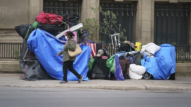 Un sans-abri s’est installé dans un mini-campement sur le boulevard René-Lévesque à Montréal.