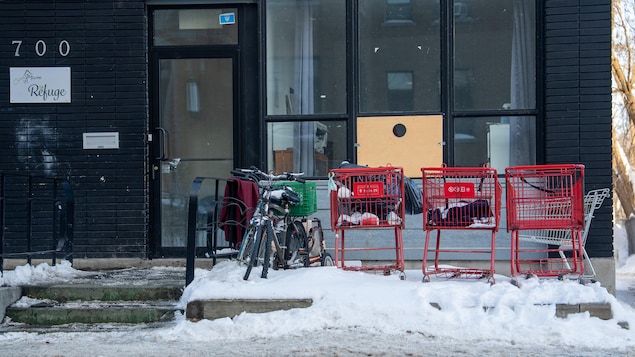 Un refuge pour personnes itinérantes, avec des paniers d'épicerie à l'avant.