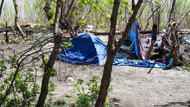 Une tente dans un campement d'itinérants. 