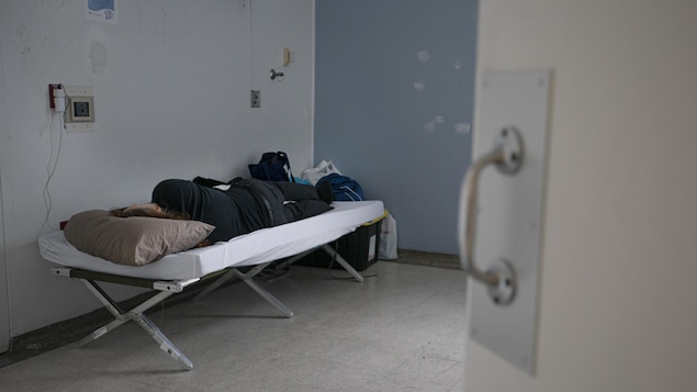 Un itinérant dort dans l'une des chambres de l'ancien hôpital Royal Victoria.