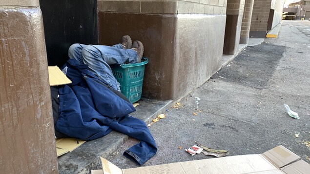 Un homme dort dans une rue du centre-ville d'Edmonton en janvier 2021.