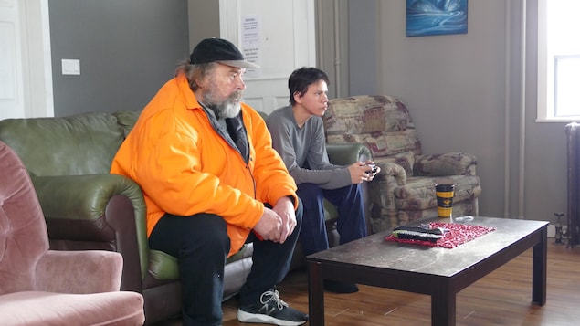 Al a été paramédical pendant 20 ans avant de perdre contrôle de sa vie. Matthew Bighetty, 22 ans, a seulement sa 7e année de scolarité. Il rêve de devenir illustrateur. Les deux apprécient l’atmosphère familial de Morberg House.
Al a été paramédical pendant 20 ans avant de perdre contrôle de sa vie. Matthew Bighetty, 22 ans, a seulement sa 7e année de scolarité. Il rêve de devenir illustrateur. Les deux apprécient l’atmosphère familial de Morberg House.