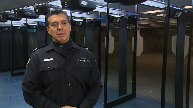 Le coordonnateur et instructeur à la formation policière autochtone de l'École nationale de police du Québec, Ivan Gray, se tient debout dans son uniforme. Le coordonnateur et instructeur à la formation policière autochtone de l'École nationale de police du Québec, Ivan Gray, se tient debout dans son uniforme.